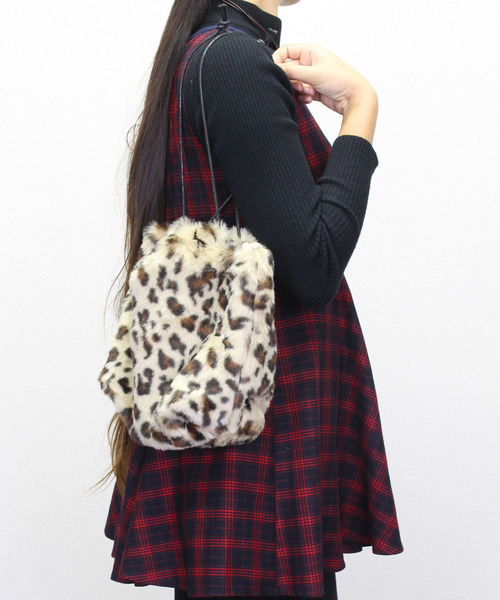 Beau're（ヴュレ）の「Beaure ビュレ フェイクファー 巾着バッグ L（ショルダーバッグ・レディース・グリーン/ネイビー/レオパード/ベージュ/グレー・FREE）」の5枚目の写真