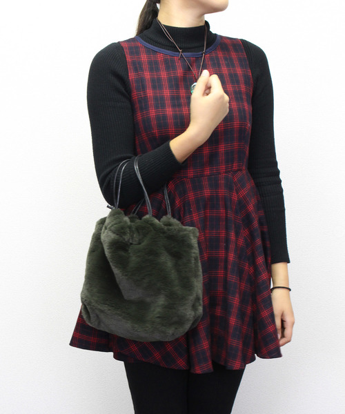 Beau're（ヴュレ）の「Beaure ビュレ フェイクファー 巾着バッグ L（ショルダーバッグ・レディース・グリーン/ネイビー/レオパード/ベージュ/グレー・FREE）」の3枚目の写真