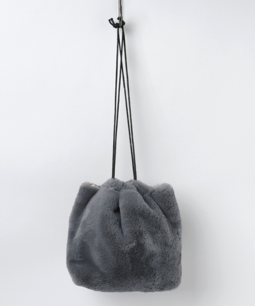 Beau're（ヴュレ）の「Beaure ビュレ フェイクファー 巾着バッグ L（ショルダーバッグ・レディース・グリーン/ネイビー/レオパード/ベージュ/グレー・FREE）」の2枚目の写真