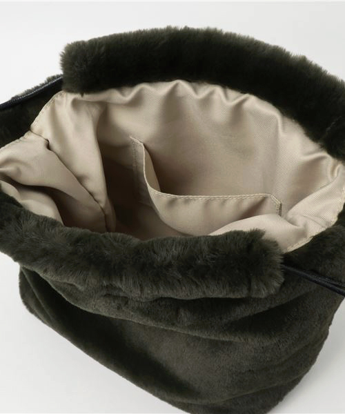 Beau're（ヴュレ）の「Beaure ビュレ フェイクファー 巾着バッグ L（ショルダーバッグ・レディース・グリーン/ネイビー/レオパード/ベージュ/グレー・FREE）」の8枚目の写真