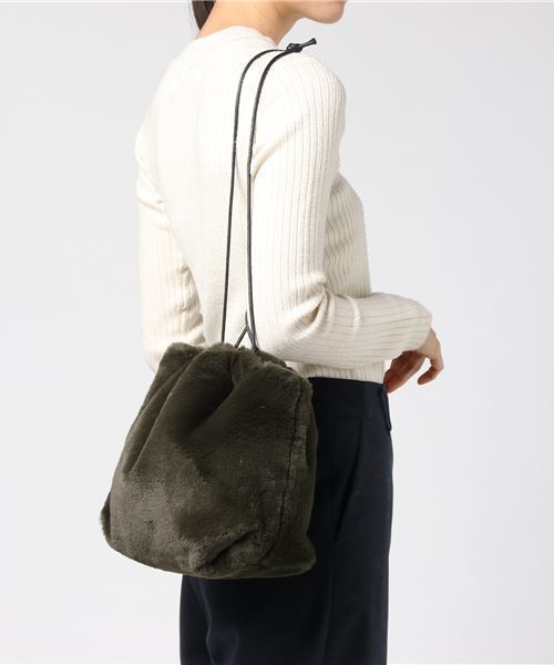 Beau're（ヴュレ）の「Beaure ビュレ フェイクファー 巾着バッグ L（ショルダーバッグ・レディース・グリーン/ネイビー/レオパード/ベージュ/グレー・FREE）」の9枚目の写真