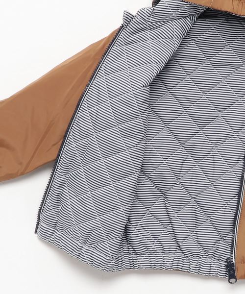 PETIT BATEAU（プチバトー）の「フード付きパフジャケット（ナイロンジャケット・キッズ・キャメル・3YEAR/4YEAR/5YEAR/6YEAR/8YEAR）」の3枚目の写真