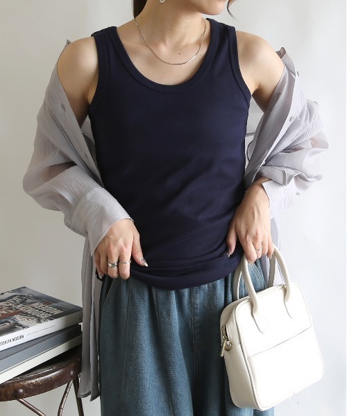 and it_（アンドイット）の「【日本製】フライスロングタンクトップ（タンクトップ・レディース・ブラック/杢グレー/ライトグリーン/ブルー/パープル/ピンク/レッド/ボルドー/アイボリー/イエロー系その他/マスタード/レモンイエロー/オレンジ系その他/グレイッシュベージュ/エメラルド/ホワイト/チャコールグレー/ライトグレー/ネイビー/ミント/イエロー/オレンジ・X-LARGE/LARGE/MEDIUM）」の11枚目の写真