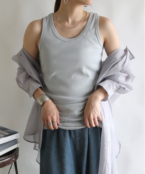 and it_（アンドイット）の「【日本製】フライスロングタンクトップ（タンクトップ・レディース・ブラック/杢グレー/ライトグリーン/ブルー/パープル/ピンク/レッド/ボルドー/アイボリー/イエロー系その他/マスタード/レモンイエロー/オレンジ系その他/グレイッシュベージュ/エメラルド/ホワイト/チャコールグレー/ライトグレー/ネイビー/ミント/イエロー/オレンジ・X-LARGE/LARGE/MEDIUM）」の5枚目の写真