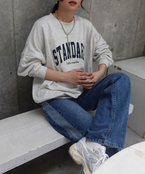  Jeans オールオーバーカレッジスケートトレーナー ナヨン着用　S tommy jeans（トミー ジーンズ）の「オールオーバーカレッジ