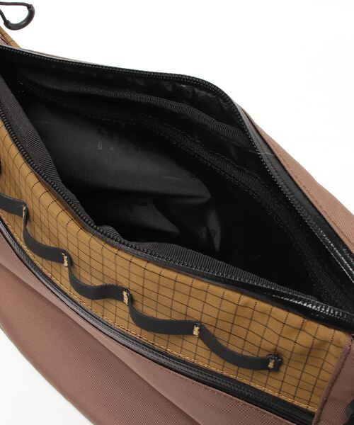 MEI（メイ）の「MEI Scrambler FLAT SHOULDER スクランブラー フラット ショルダーバッグ（ショルダーバッグ・メンズ・ライトブラウン/オリーブドラブ/ブラック/ネイビー・FREE）」の15枚目の写真