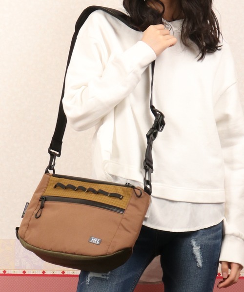 MEI（メイ）の「MEI Scrambler FLAT SHOULDER スクランブラー フラット ショルダーバッグ（ショルダーバッグ・メンズ・ライトブラウン/オリーブドラブ/ブラック/ネイビー・FREE）」の4枚目の写真