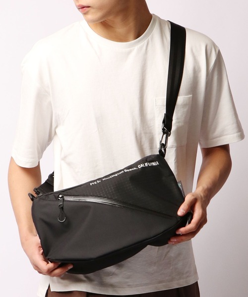 MEI（メイ）の「MEI Scrambler FLAT SHOULDER スクランブラー フラット ショルダーバッグ（ショルダーバッグ・メンズ・ライトブラウン/オリーブドラブ/ブラック/ネイビー・FREE）」の3枚目の写真