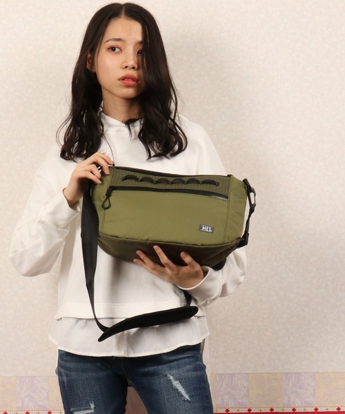 MEI（メイ）の「MEI Scrambler FLAT SHOULDER スクランブラー フラット ショルダーバッグ（ショルダーバッグ・メンズ・ライトブラウン/オリーブドラブ/ブラック/ネイビー・FREE）」の12枚目の写真