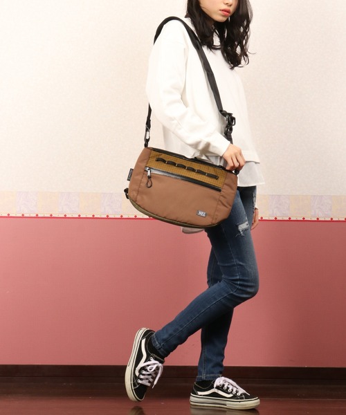 MEI（メイ）の「MEI Scrambler FLAT SHOULDER スクランブラー フラット ショルダーバッグ（ショルダーバッグ・メンズ・ライトブラウン/オリーブドラブ/ブラック/ネイビー・FREE）」の9枚目の写真