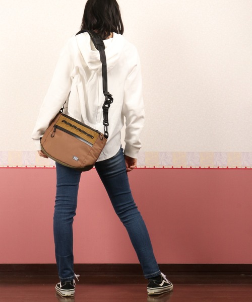 MEI（メイ）の「MEI Scrambler FLAT SHOULDER スクランブラー フラット ショルダーバッグ（ショルダーバッグ・メンズ・ライトブラウン/オリーブドラブ/ブラック/ネイビー・FREE）」の10枚目の写真