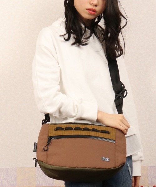 MEI（メイ）の「MEI Scrambler FLAT SHOULDER スクランブラー フラット ショルダーバッグ（ショルダーバッグ・メンズ・ライトブラウン/オリーブドラブ/ブラック/ネイビー・FREE）」の8枚目の写真