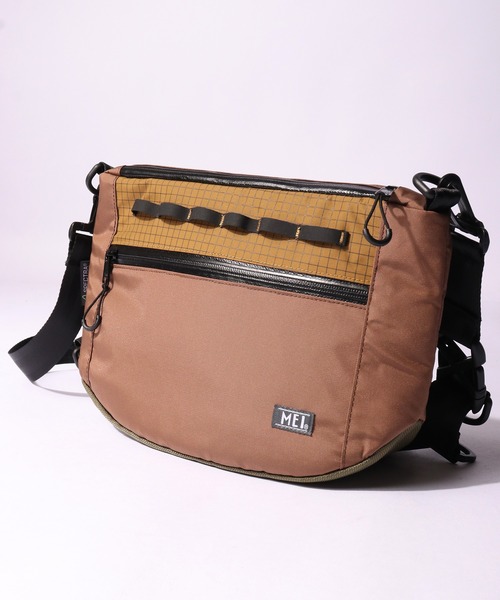 MEI（メイ）の「MEI Scrambler FLAT SHOULDER スクランブラー フラット ショルダーバッグ（ショルダーバッグ・メンズ・ライトブラウン/オリーブドラブ/ブラック/ネイビー・FREE）」の5枚目の写真