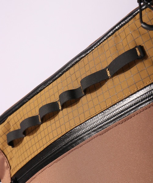 MEI（メイ）の「MEI Scrambler FLAT SHOULDER スクランブラー フラット ショルダーバッグ（ショルダーバッグ・メンズ・ライトブラウン/オリーブドラブ/ブラック/ネイビー・FREE）」の14枚目の写真