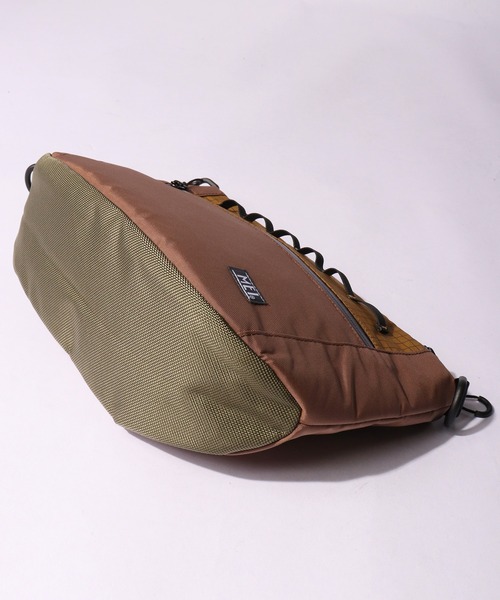 MEI（メイ）の「MEI Scrambler FLAT SHOULDER スクランブラー フラット ショルダーバッグ（ショルダーバッグ・メンズ・ライトブラウン/オリーブドラブ/ブラック/ネイビー・FREE）」の7枚目の写真