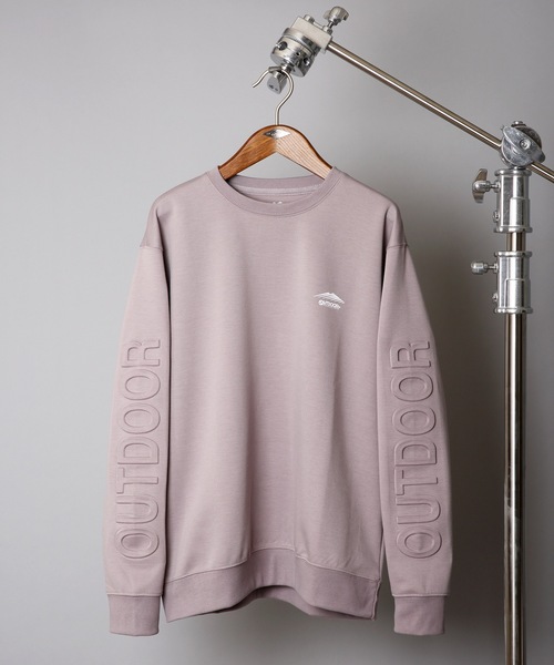 OUTDOOR PRODUCTS APPAREL(アウトドアプロダクツアパレル)の「袖エンボスロゴ 防シワトレーナー/スウェット UVカット 袖プリント ワンポイントブランドロゴ(スウェット・メンズ・ホワイト/ブラック/パープル・MEDIUM/LARGE/X-LARGE)」の3枚目の写真