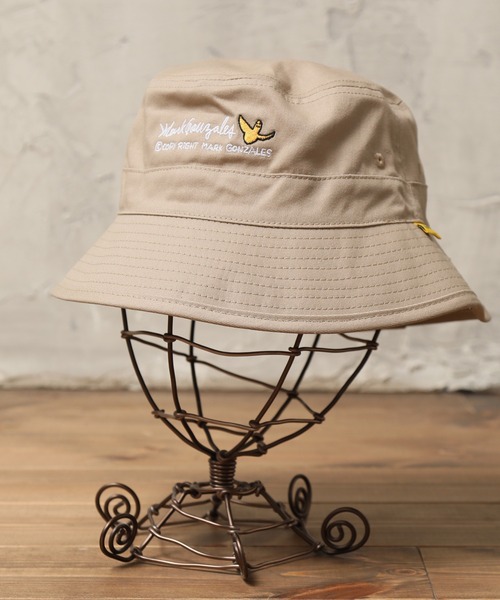 Mark Gonzales(マーク・ゴンザレス)の「【MARK GONZALES/マークゴンザレス】エンジェルロゴ刺繍アドベンチャーハット(ハット・メンズ・ブラック/ベージュ/ネイビー・FREE)」の2枚目の写真
