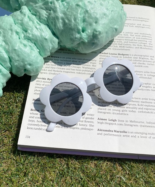 WC（ダブル シー）の「フラワーTOYグラス（メガネ・レディース・ブラック/ベージュ/サックスブルー/ピンク/ホワイト/オレンジ・FREE）」の2枚目の写真