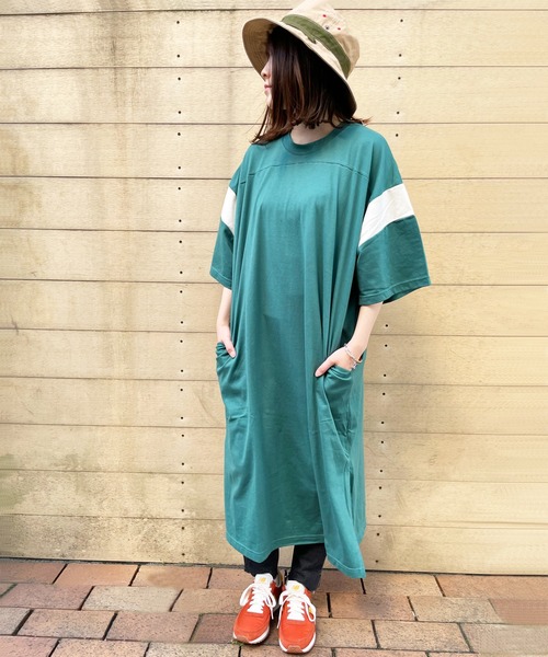 OLD BETTY'S（オールドベティーズ）の「Wide Football Long T-shirts（ワンピース・レディース・グリーン/ネイビー・FREE）」の2枚目の写真
