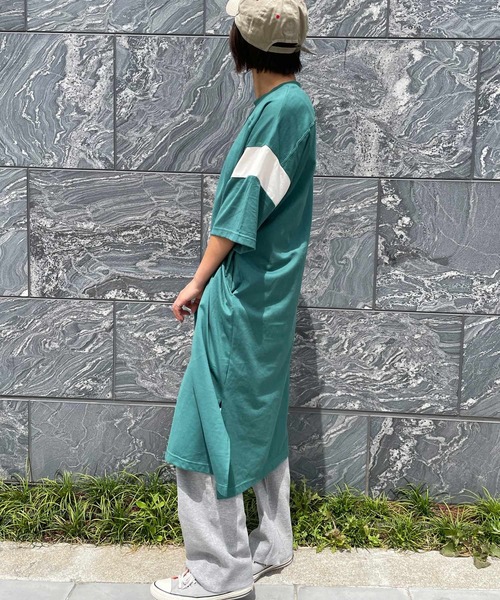 OLD BETTY'S（オールドベティーズ）の「Wide Football Long T-shirts（ワンピース・レディース・グリーン/ネイビー・FREE）」の6枚目の写真