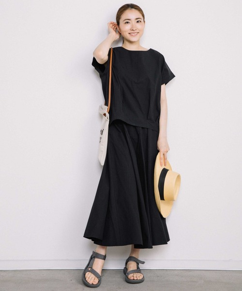 Chaco closet(チャコ クローゼット)の「セットアップ裾タックプルオーバー×フレアーロングスカート(セットアップ・レディース・レッド/ブラック/ベージュ・FREE)」の2枚目の写真