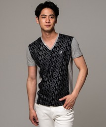VIOLA（ヴィオラ）の「『VIOLA rumore/ヴィオラ ルモーレ』総柄プリント切り替えVネックストレッチ半袖Tシャツ（Tシャツ/カットソー・メンズ）」