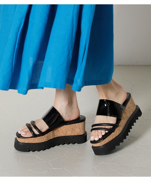 AZUL by moussy（アズールバイマウジー）の「SHARK SOLE CORK HEEL SANDALS（サンダル・レディース・ブラック系その他/ブラック・MEDIUM/LARGE/SMALL）」の8枚目の写真