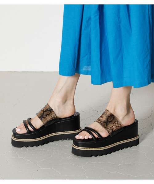 AZUL by moussy（アズールバイマウジー）の「SHARK SOLE CORK HEEL SANDALS（サンダル・レディース・ブラック系その他/ブラック・MEDIUM/LARGE/SMALL）」の7枚目の写真