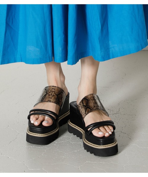 AZUL by moussy（アズールバイマウジー）の「SHARK SOLE CORK HEEL SANDALS（サンダル・レディース・ブラック系その他/ブラック・MEDIUM/LARGE/SMALL）」の9枚目の写真