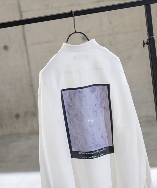 Naive magic(ナイーブマジック)の「【a】ナチュラルストレッチ バックプリント/バック刺しゅうシャツ(シャツ/ブラウス・メンズ・ブルー/ブラック系その他/チャコールグレー/ブルー系その他/ホワイト系その他/ホワイト/マルチ/ベージュ系その他/ブラック・LARGE/X-LARGE/MEDIUM)」の3枚目の写真