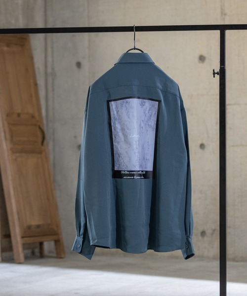 Naive magic(ナイーブマジック)の「【a】ナチュラルストレッチ バックプリント/バック刺しゅうシャツ(シャツ/ブラウス・メンズ・ブルー/ブラック系その他/チャコールグレー/ブルー系その他/ホワイト系その他/ホワイト/マルチ/ベージュ系その他/ブラック・LARGE/X-LARGE/MEDIUM)」の1枚目の写真