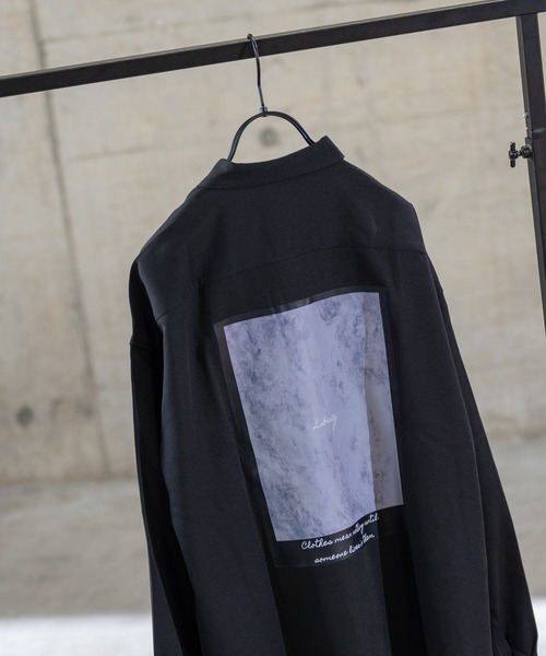 Naive magic(ナイーブマジック)の「【a】ナチュラルストレッチ バックプリント/バック刺しゅうシャツ(シャツ/ブラウス・メンズ・ブルー/ブラック系その他/チャコールグレー/ブルー系その他/ホワイト系その他/ホワイト/マルチ/ベージュ系その他/ブラック・LARGE/X-LARGE/MEDIUM)」の4枚目の写真