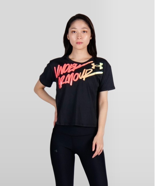UNDER ARMOUR（アンダーアーマー）の「UAライブ クローマ グラフィック Tシャツ 80s（トレーニング/レディース）（Tシャツ/カットソー・レディース・ブラック/ホワイト・L/XL/S/M）」の2枚目の写真