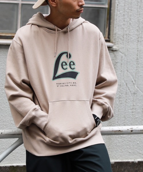 Lee（リー）の「【Lee】ロゴプリントパーカー（パーカー・メンズ・ベージュ/ブラック/ダークグリーン・M/XL/L）」の2枚目の写真