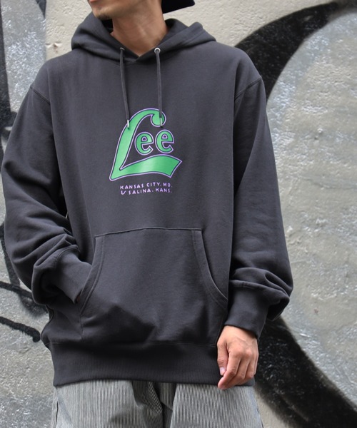 Lee（リー）の「【Lee】ロゴプリントパーカー（パーカー・メンズ・ベージュ/ブラック/ダークグリーン・M/XL/L）」の4枚目の写真