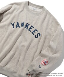 FREAK'S STORE | WEB限定 MLB/メジャーリーグベースボール 別注 ビッグシルエット アーチロゴ サテン刺繍 クルーネックスウェット/YANKEES(スウェット)