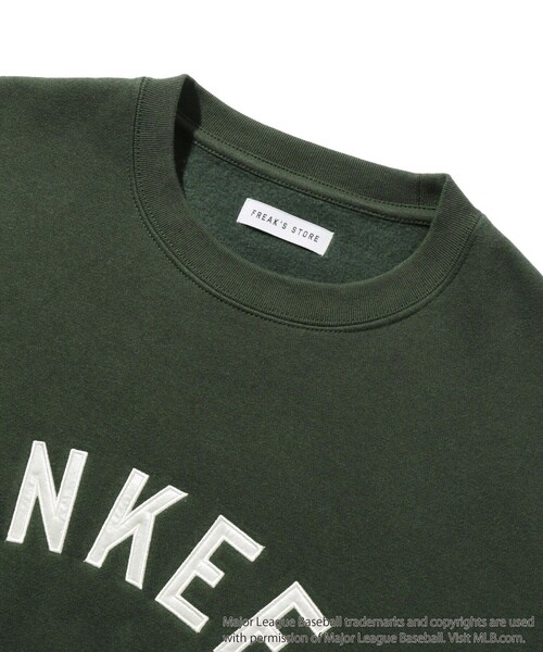 FREAK'S STORE(フリークスストア)の「WEB限定 MLB/メジャーリーグベースボール 別注 ビッグシルエット アーチロゴ サテン刺繍 クルーネックスウェット/YANKEES(スウェット・メンズ・グリーン/ブラック/グレー/オフホワイト/サックスブルー・SMALL/MEDIUM/LARGE)」の17枚目の写真