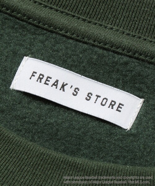 FREAK'S STORE(フリークスストア)の「WEB限定 MLB/メジャーリーグベースボール 別注 ビッグシルエット アーチロゴ サテン刺繍 クルーネックスウェット/YANKEES(スウェット・メンズ・グリーン/ブラック/グレー/オフホワイト/サックスブルー・SMALL/MEDIUM/LARGE)」の15枚目の写真