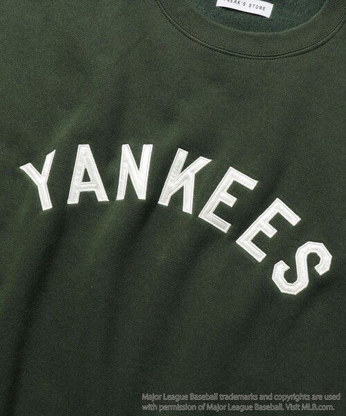 FREAK'S STORE(フリークスストア)の「WEB限定 MLB/メジャーリーグベースボール 別注 ビッグシルエット アーチロゴ サテン刺繍 クルーネックスウェット/YANKEES(スウェット・メンズ・グリーン/ブラック/グレー/オフホワイト/サックスブルー・SMALL/MEDIUM/LARGE)」の19枚目の写真