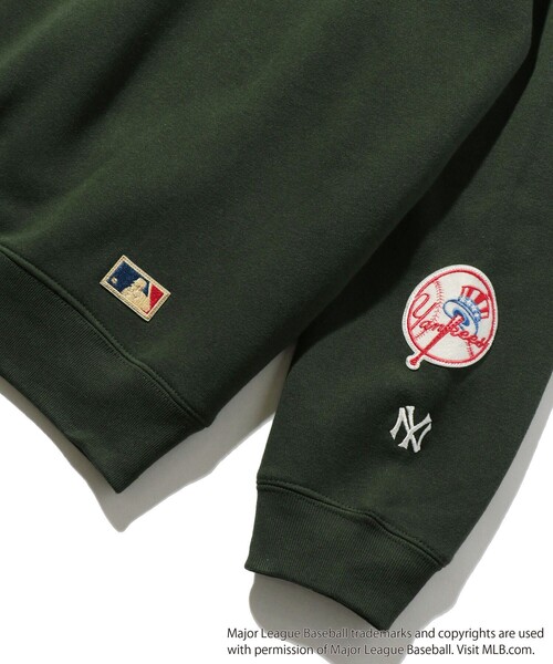 FREAK'S STORE(フリークスストア)の「WEB限定 MLB/メジャーリーグベースボール 別注 ビッグシルエット アーチロゴ サテン刺繍 クルーネックスウェット/YANKEES(スウェット・メンズ・グリーン/ブラック/グレー/オフホワイト/サックスブルー・SMALL/MEDIUM/LARGE)」の6枚目の写真