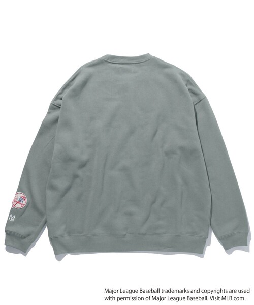 FREAK'S STORE(フリークスストア)の「WEB限定 MLB/メジャーリーグベースボール 別注 ビッグシルエット アーチロゴ サテン刺繍 クルーネックスウェット/YANKEES(スウェット・メンズ・グリーン/ブラック/グレー/オフホワイト/サックスブルー・SMALL/MEDIUM/LARGE)」の9枚目の写真