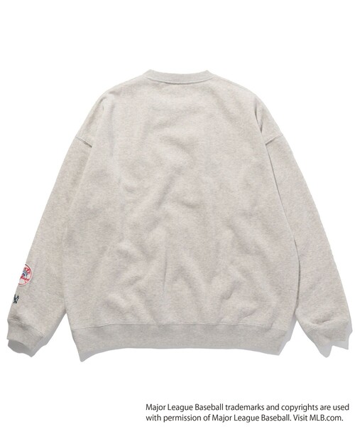 FREAK'S STORE(フリークスストア)の「WEB限定 MLB/メジャーリーグベースボール 別注 ビッグシルエット アーチロゴ サテン刺繍 クルーネックスウェット/YANKEES(スウェット・メンズ・グリーン/ブラック/グレー/オフホワイト/サックスブルー・SMALL/MEDIUM/LARGE)」の18枚目の写真