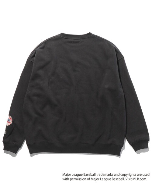 FREAK'S STORE(フリークスストア)の「WEB限定 MLB/メジャーリーグベースボール 別注 ビッグシルエット アーチロゴ サテン刺繍 クルーネックスウェット/YANKEES(スウェット・メンズ・グリーン/ブラック/グレー/オフホワイト/サックスブルー・SMALL/MEDIUM/LARGE)」の7枚目の写真