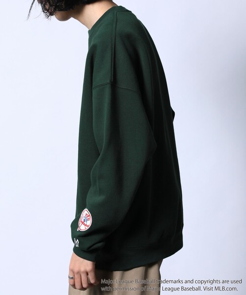 FREAK'S STORE(フリークスストア)の「WEB限定 MLB/メジャーリーグベースボール 別注 ビッグシルエット アーチロゴ サテン刺繍 クルーネックスウェット/YANKEES(スウェット・メンズ・グリーン/ブラック/グレー/オフホワイト/サックスブルー・SMALL/MEDIUM/LARGE)」の12枚目の写真