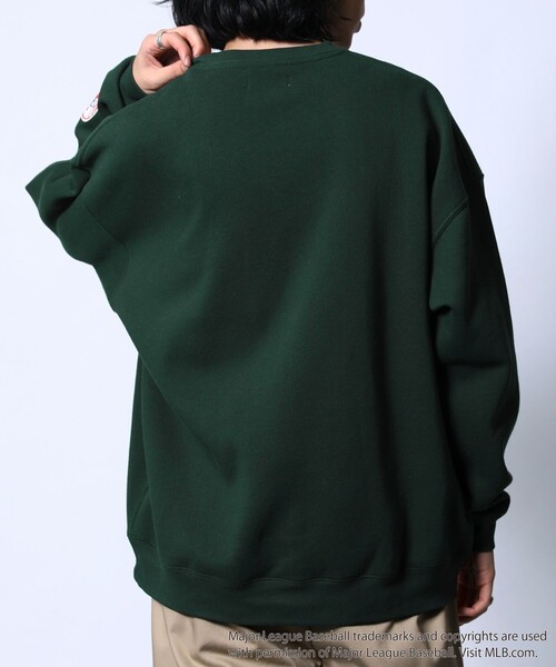 FREAK'S STORE(フリークスストア)の「WEB限定 MLB/メジャーリーグベースボール 別注 ビッグシルエット アーチロゴ サテン刺繍 クルーネックスウェット/YANKEES(スウェット・メンズ・グリーン/ブラック/グレー/オフホワイト/サックスブルー・SMALL/MEDIUM/LARGE)」の10枚目の写真