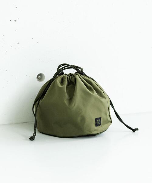 MIS（エムアイエス）の「【別注】＜MIS×green label relaxing＞P/EFFECTS 巾着 バッグ（ハンドバッグ・メンズ・ブラック/オリーブ・FREE）」の3枚目の写真