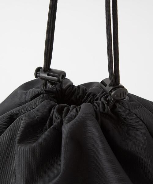 MIS（エムアイエス）の「【別注】＜MIS×green label relaxing＞P/EFFECTS 巾着 バッグ（ハンドバッグ・メンズ・ブラック/オリーブ・FREE）」の9枚目の写真