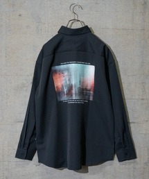 【a】ナチュラルストレッチポリエステル バックプリント"PHOTOGRAPH"シャツ 長袖