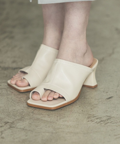 Andemiu(アンデミュウ)の「ストレッチトングサンダル276776(サンダル・レディース・ホワイト/ブラック・SMALL/MEDIUM/LARGE)」の1枚目の写真