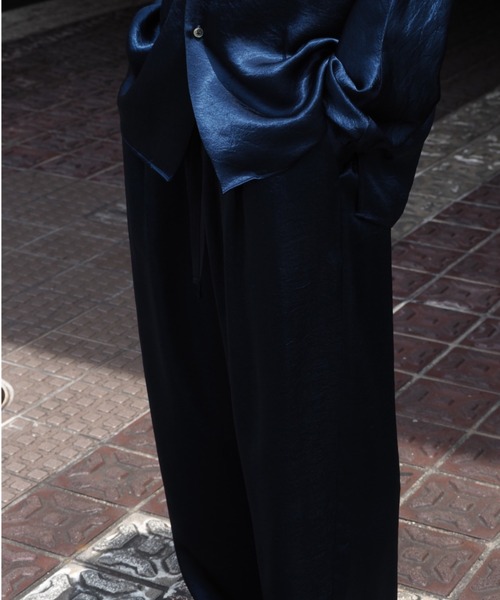 Toironier（トワロニエ）の「Toironier/トワロニエ/Satin Shirt/サテンシャツ（シャツ/ブラウス・メンズ・ネイビー/カーキ/ブラウン・FREE/F）」の6枚目の写真